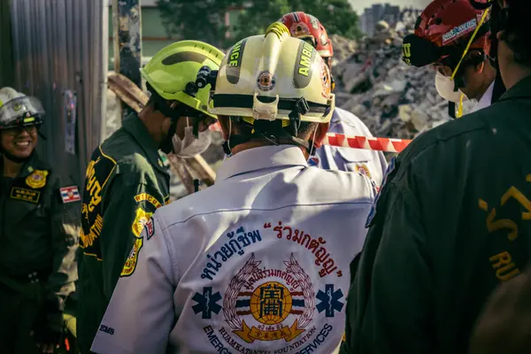 Bangkok, Tayland, 28 Mart 2025 'te Bangkok' taki kurtarma ekipleri, depremin Tayland başkentini vurmasından sonra yıkılan yüksek binaların inşaatı devam ediyor..