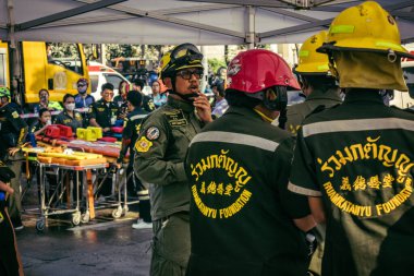 Bangkok, Tayland, 28 Mart 2025 'te Bangkok' taki kurtarma ekipleri, depremin Tayland başkentini vurmasından sonra yıkılan yüksek binaların inşaatı devam ediyor..