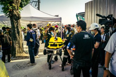 Bangkok, Tayland, 28 Mart 2025 'te Bangkok' taki kurtarma ekipleri, depremin Tayland başkentini vurmasından sonra yıkılan yüksek binaların inşaatı devam ediyor..