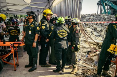 Bangkok, Tayland, 28 Mart 2025 'te Bangkok' taki kurtarma ekipleri, depremin Tayland başkentini vurmasından sonra yıkılan yüksek binaların inşaatı devam ediyor..