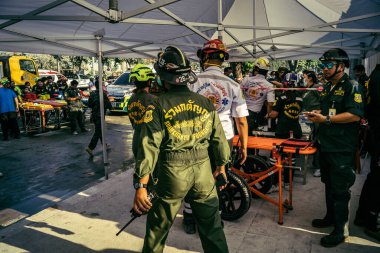 Bangkok, Tayland, 28 Mart 2025 'te Bangkok' taki kurtarma ekipleri, depremin Tayland başkentini vurmasından sonra yıkılan yüksek binaların inşaatı devam ediyor..