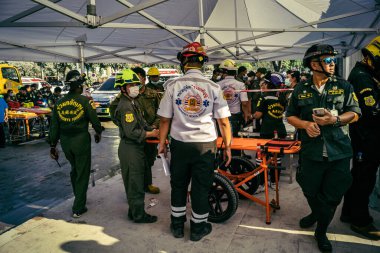 Bangkok, Tayland, 28 Mart 2025 'te Bangkok' taki kurtarma ekipleri, depremin Tayland başkentini vurmasından sonra yıkılan yüksek binaların inşaatı devam ediyor..