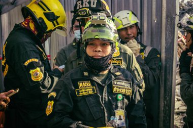 Bangkok, Tayland, 28 Mart 2025 'te Bangkok' taki kurtarma ekipleri, depremin Tayland başkentini vurmasından sonra yıkılan yüksek binaların inşaatı devam ediyor..