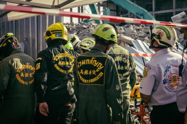 Bangkok, Tayland, 28 Mart 2025 'te Bangkok' taki kurtarma ekipleri, depremin Tayland başkentini vurmasından sonra yıkılan yüksek binaların inşaatı devam ediyor..