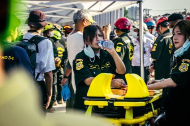 Bangkok, Tayland, 28 Mart 2025 'te Bangkok' taki kurtarma ekipleri, depremin Tayland başkentini vurmasından sonra yıkılan yüksek binaların inşaatı devam ediyor..