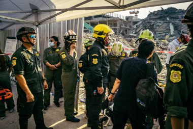 Bangkok, Tayland, 28 Mart 2025 'te Bangkok' taki kurtarma ekipleri, depremin Tayland başkentini vurmasından sonra yıkılan yüksek binaların inşaatı devam ediyor..