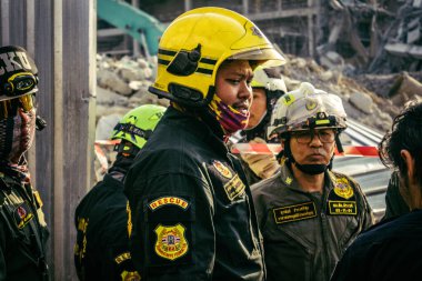 Bangkok, Tayland, 28 Mart 2025 'te Bangkok' taki kurtarma ekipleri, depremin Tayland başkentini vurmasından sonra yıkılan yüksek binaların inşaatı devam ediyor..