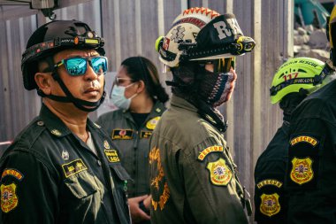 Bangkok, Tayland, 28 Mart 2025 'te Bangkok' taki kurtarma ekipleri, depremin Tayland başkentini vurmasından sonra yıkılan yüksek binaların inşaatı devam ediyor..