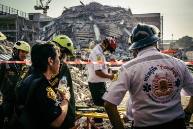 Bangkok, Tayland, 28 Mart 2025 'te Bangkok' taki kurtarma ekipleri, depremin Tayland başkentini vurmasından sonra yıkılan yüksek binaların inşaatı devam ediyor..