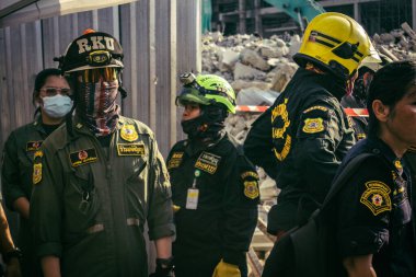 Bangkok, Tayland, 28 Mart 2025 'te Bangkok' taki kurtarma ekipleri, depremin Tayland başkentini vurmasından sonra yıkılan yüksek binaların inşaatı devam ediyor..