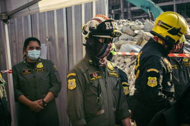 Bangkok, Tayland, 28 Mart 2025 'te Bangkok' taki kurtarma ekipleri, depremin Tayland başkentini vurmasından sonra yıkılan yüksek binaların inşaatı devam ediyor..