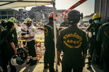 Bangkok, Tayland, 28 Mart 2025 'te Bangkok' taki kurtarma ekipleri, depremin Tayland başkentini vurmasından sonra yıkılan yüksek binaların inşaatı devam ediyor..