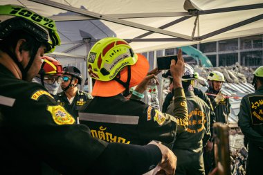 Bangkok, Tayland, 28 Mart 2025 'te Bangkok' taki kurtarma ekipleri, depremin Tayland başkentini vurmasından sonra yıkılan yüksek binaların inşaatı devam ediyor..