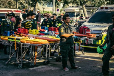 Bangkok, Tayland, 28 Mart 2025 'te Bangkok' taki kurtarma ekipleri, depremin Tayland başkentini vurmasından sonra yıkılan yüksek binaların inşaatı devam ediyor..