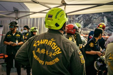 Bangkok, Tayland, 28 Mart 2025 'te Bangkok' taki kurtarma ekipleri, depremin Tayland başkentini vurmasından sonra yıkılan yüksek binaların inşaatı devam ediyor..