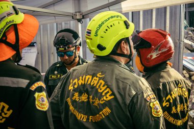 Bangkok, Tayland, 28 Mart 2025 'te Bangkok' taki kurtarma ekipleri, depremin Tayland başkentini vurmasından sonra yıkılan yüksek binaların inşaatı devam ediyor..