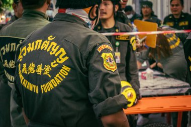 Bangkok, Tayland, 28 Mart 2025 'te Bangkok' taki kurtarma ekipleri, depremin Tayland başkentini vurmasından sonra yıkılan yüksek binaların inşaatı devam ediyor..