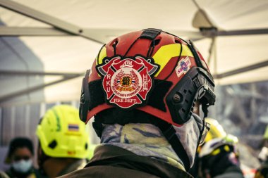 Bangkok, Tayland, 28 Mart 2025 'te Bangkok' taki kurtarma ekipleri, depremin Tayland başkentini vurmasından sonra yıkılan yüksek binaların inşaatı devam ediyor..