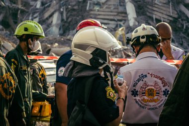 Bangkok, Tayland, 28 Mart 2025 'te Bangkok' taki kurtarma ekipleri, depremin Tayland başkentini vurmasından sonra yıkılan yüksek binaların inşaatı devam ediyor..