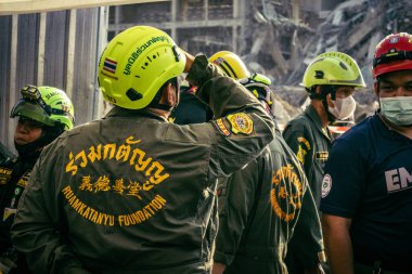 Bangkok, Tayland, 28 Mart 2025 'te Bangkok' taki kurtarma ekipleri, depremin Tayland başkentini vurmasından sonra yıkılan yüksek binaların inşaatı devam ediyor..