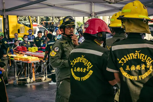Bangkok, Tayland, 28 Mart 2025 'te Bangkok' taki kurtarma ekipleri, depremin Tayland başkentini vurmasından sonra yıkılan yüksek binaların inşaatı devam ediyor..