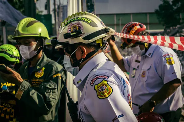 Bangkok, Tayland, 28 Mart 2025 'te Bangkok' taki kurtarma ekipleri, depremin Tayland başkentini vurmasından sonra yıkılan yüksek binaların inşaatı devam ediyor..