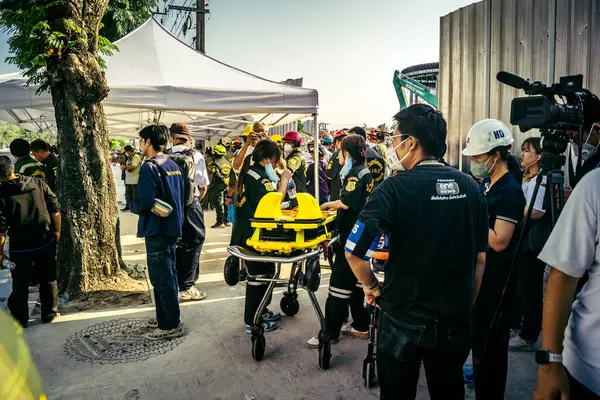 Bangkok, Tayland, 28 Mart 2025 'te Bangkok' taki kurtarma ekipleri, depremin Tayland başkentini vurmasından sonra yıkılan yüksek binaların inşaatı devam ediyor..