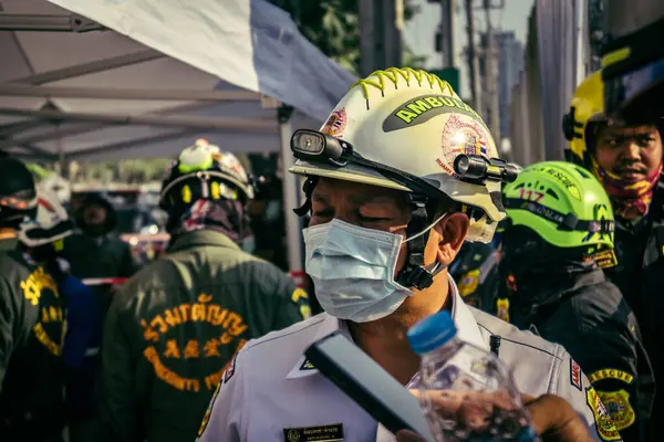 Bangkok, Tayland, 28 Mart 2025 'te Bangkok' taki kurtarma ekipleri, depremin Tayland başkentini vurmasından sonra yıkılan yüksek binaların inşaatı devam ediyor..