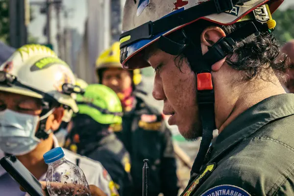 Bangkok, Tayland, 28 Mart 2025 'te Bangkok' taki kurtarma ekipleri, depremin Tayland başkentini vurmasından sonra yıkılan yüksek binaların inşaatı devam ediyor..