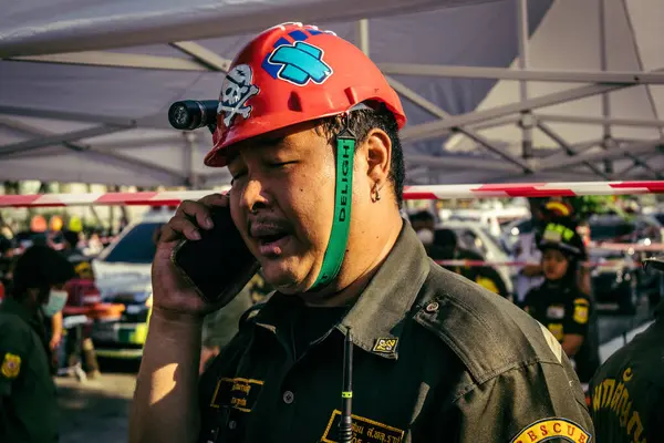 Bangkok, Tayland, 28 Mart 2025 'te Bangkok' taki kurtarma ekipleri, depremin Tayland başkentini vurmasından sonra yıkılan yüksek binaların inşaatı devam ediyor..