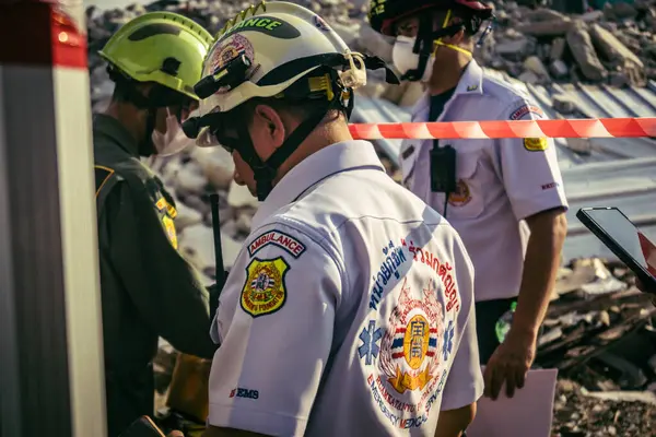 Bangkok, Tayland, 28 Mart 2025 'te Bangkok' taki kurtarma ekipleri, depremin Tayland başkentini vurmasından sonra yıkılan yüksek binaların inşaatı devam ediyor..