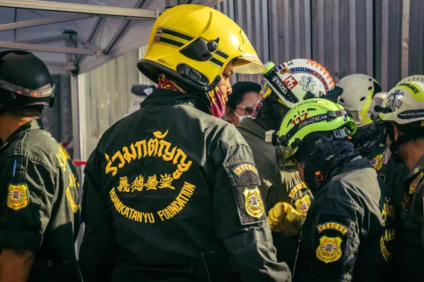 Bangkok, Tayland, 28 Mart 2025 'te Bangkok' taki kurtarma ekipleri, depremin Tayland başkentini vurmasından sonra yıkılan yüksek binaların inşaatı devam ediyor..
