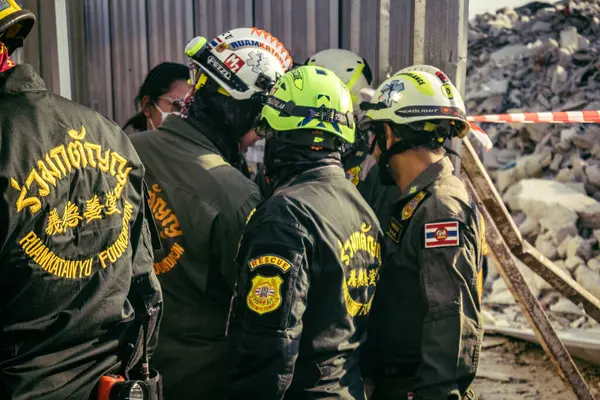 Bangkok, Tayland, 28 Mart 2025 'te Bangkok' taki kurtarma ekipleri, depremin Tayland başkentini vurmasından sonra yıkılan yüksek binaların inşaatı devam ediyor..