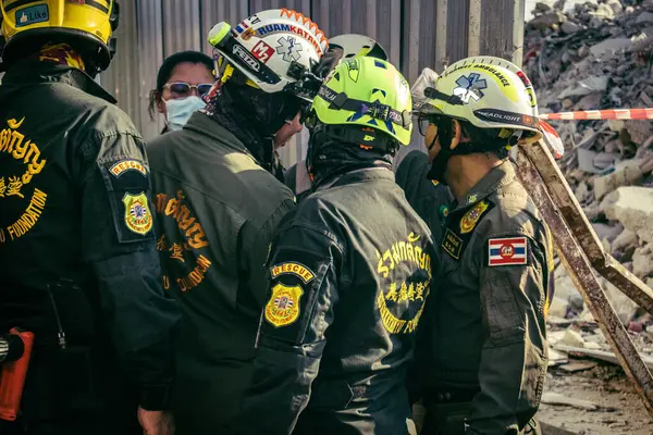 Bangkok, Tayland, 28 Mart 2025 'te Bangkok' taki kurtarma ekipleri, depremin Tayland başkentini vurmasından sonra yıkılan yüksek binaların inşaatı devam ediyor..