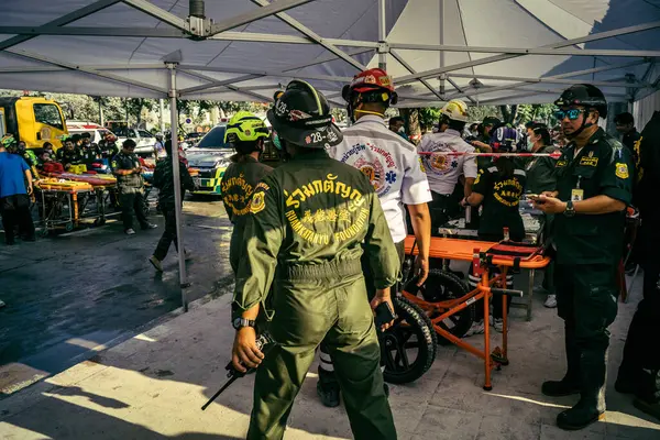 Bangkok, Tayland, 28 Mart 2025 'te Bangkok' taki kurtarma ekipleri, depremin Tayland başkentini vurmasından sonra yıkılan yüksek binaların inşaatı devam ediyor..