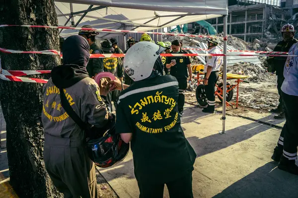 Bangkok, Tayland, 28 Mart 2025 'te Bangkok' taki kurtarma ekipleri, depremin Tayland başkentini vurmasından sonra yıkılan yüksek binaların inşaatı devam ediyor..