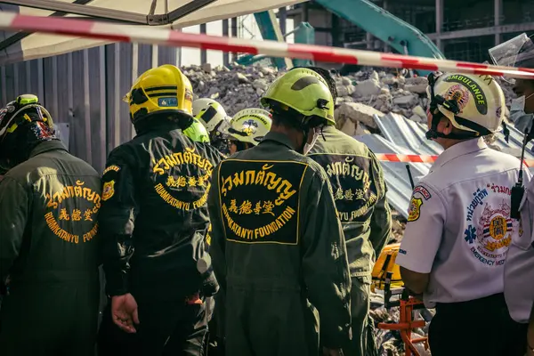 Bangkok, Tayland, 28 Mart 2025 'te Bangkok' taki kurtarma ekipleri, depremin Tayland başkentini vurmasından sonra yıkılan yüksek binaların inşaatı devam ediyor..