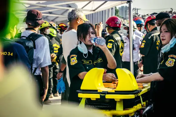 Bangkok, Tayland, 28 Mart 2025 'te Bangkok' taki kurtarma ekipleri, depremin Tayland başkentini vurmasından sonra yıkılan yüksek binaların inşaatı devam ediyor..