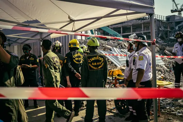 Bangkok, Tayland, 28 Mart 2025 'te Bangkok' taki kurtarma ekipleri, depremin Tayland başkentini vurmasından sonra yıkılan yüksek binaların inşaatı devam ediyor..