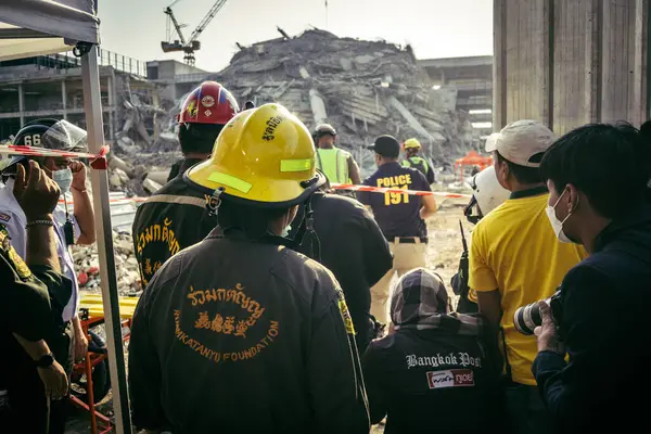 Bangkok, Tayland, 28 Mart 2025 'te Bangkok' taki kurtarma ekipleri, depremin Tayland başkentini vurmasından sonra yıkılan yüksek binaların inşaatı devam ediyor..