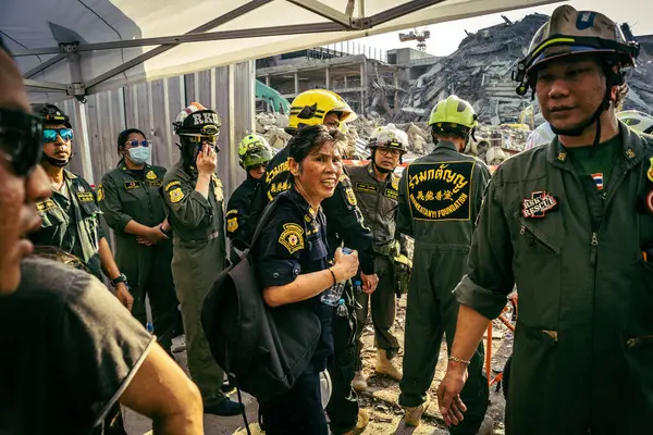 Bangkok, Tayland, 28 Mart 2025 'te Bangkok' taki kurtarma ekipleri, depremin Tayland başkentini vurmasından sonra yıkılan yüksek binaların inşaatı devam ediyor..