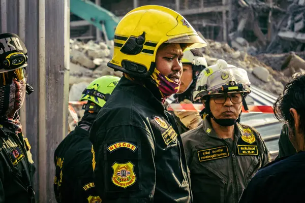 Bangkok, Tayland, 28 Mart 2025 'te Bangkok' taki kurtarma ekipleri, depremin Tayland başkentini vurmasından sonra yıkılan yüksek binaların inşaatı devam ediyor..