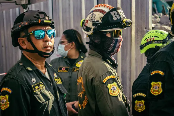 Bangkok, Tayland, 28 Mart 2025 'te Bangkok' taki kurtarma ekipleri, depremin Tayland başkentini vurmasından sonra yıkılan yüksek binaların inşaatı devam ediyor..