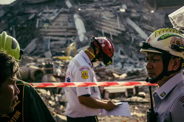 Bangkok, Tayland, 28 Mart 2025 'te Bangkok' taki kurtarma ekipleri, depremin Tayland başkentini vurmasından sonra yıkılan yüksek binaların inşaatı devam ediyor..