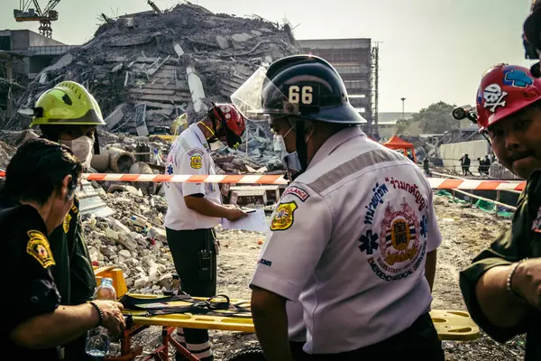 Bangkok, Tayland, 28 Mart 2025 'te Bangkok' taki kurtarma ekipleri, depremin Tayland başkentini vurmasından sonra yıkılan yüksek binaların inşaatı devam ediyor..