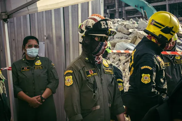 Bangkok, Tayland, 28 Mart 2025 'te Bangkok' taki kurtarma ekipleri, depremin Tayland başkentini vurmasından sonra yıkılan yüksek binaların inşaatı devam ediyor..