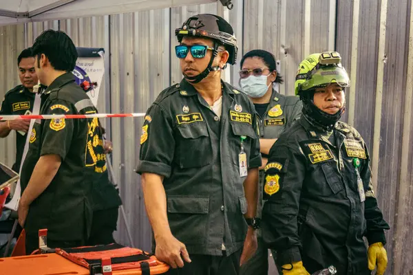 Bangkok, Tayland, 28 Mart 2025 'te Bangkok' taki kurtarma ekipleri, depremin Tayland başkentini vurmasından sonra yıkılan yüksek binaların inşaatı devam ediyor..