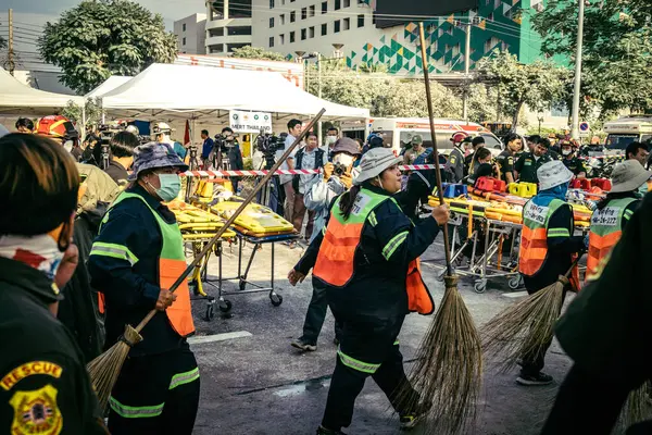 Bangkok, Tayland, 28 Mart 2025 'te Bangkok' taki kurtarma ekipleri, depremin Tayland başkentini vurmasından sonra yıkılan yüksek binaların inşaatı devam ediyor..