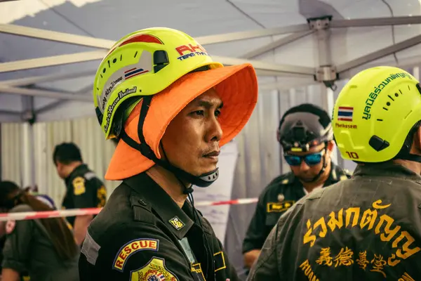 Bangkok, Tayland, 28 Mart 2025 'te Bangkok' taki kurtarma ekipleri, depremin Tayland başkentini vurmasından sonra yıkılan yüksek binaların inşaatı devam ediyor..