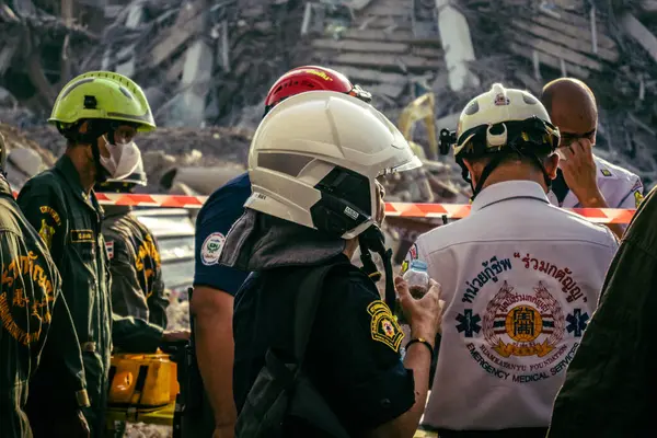 Bangkok, Tayland, 28 Mart 2025 'te Bangkok' taki kurtarma ekipleri, depremin Tayland başkentini vurmasından sonra yıkılan yüksek binaların inşaatı devam ediyor..